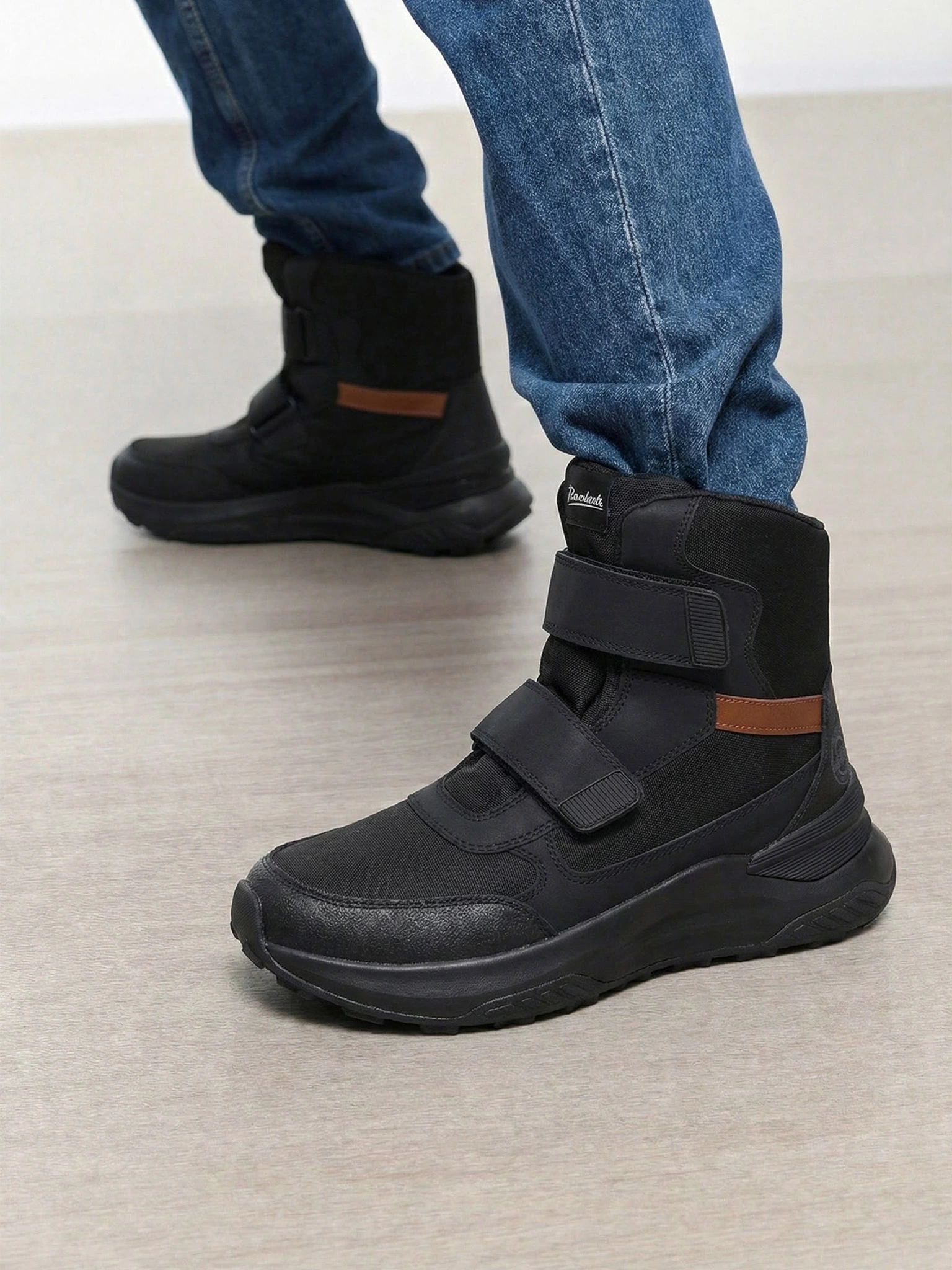 Дутики черного цвета на липучках на средней подошве